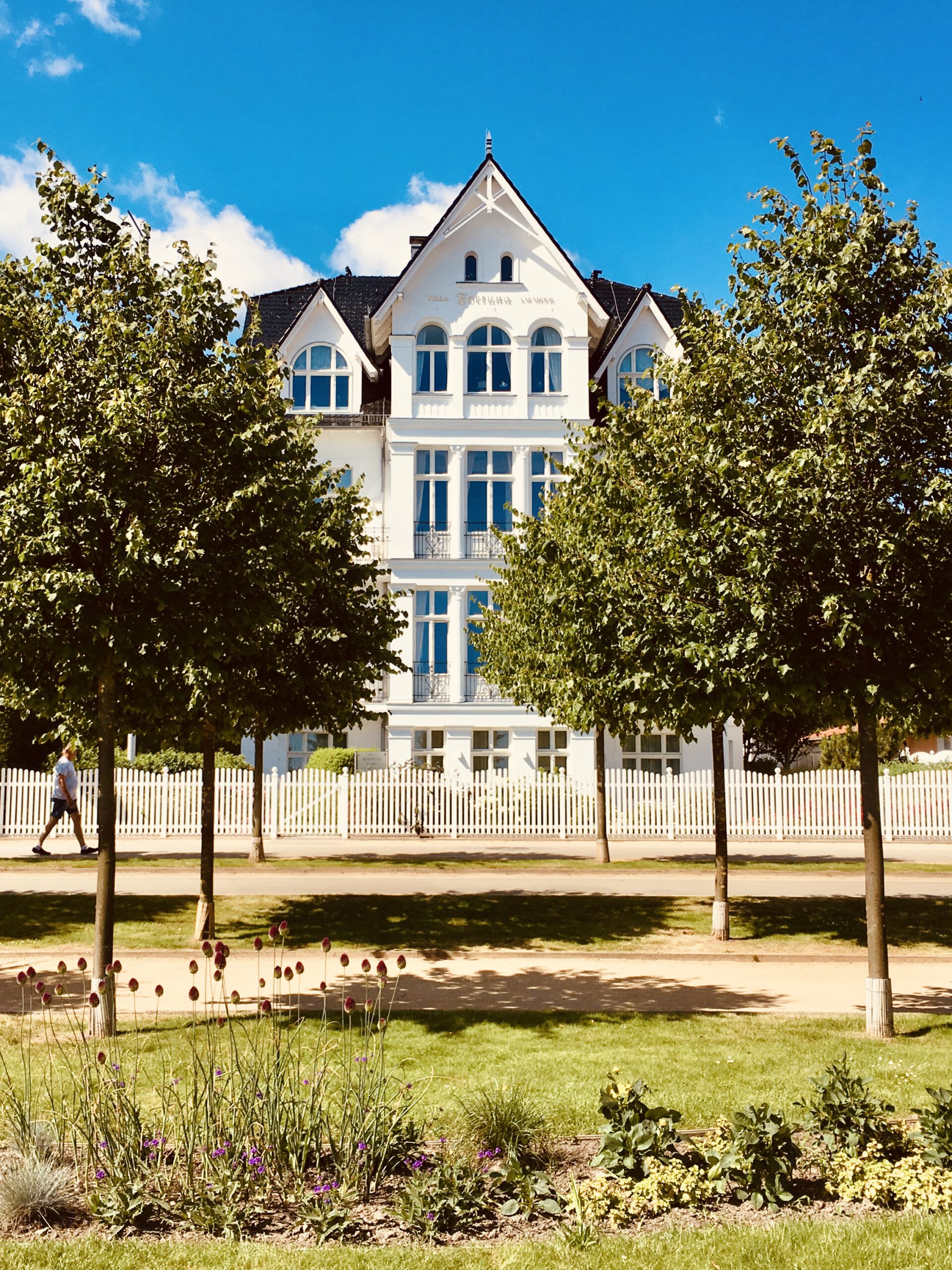 Aussenaufnahme Villa Fortuna am Meer von der Strandpromenade aus fotografiert